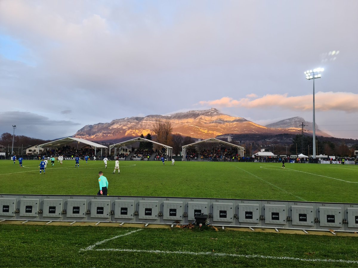 Nicolas_Fillon's tweet photo. ⚽️#AJA🔵⚪
#CSFAJA épique. 2°. Pelouse rugby amochée. Commentaires debout bord terrain pas centré. Angle de vue bouché par un banc. @QFJ89 @gauthier_hein @BiramaToureOff qui font coucou. Escalade d'une porte refermée à la mi-tps, 1' de 2nde période ratée. 10 buts. Et 🎆.
#TeamAJA https://t.co/8hZyYb2PkL