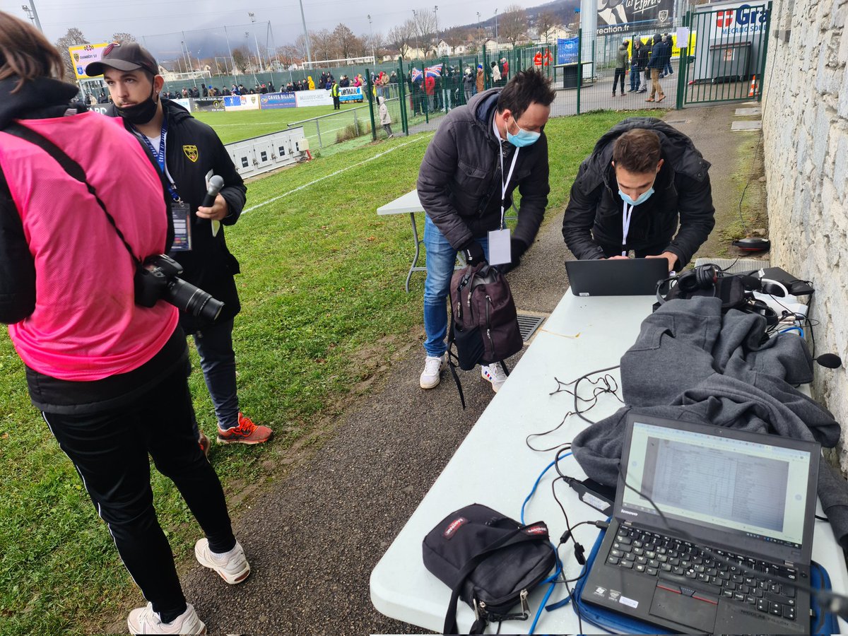 Nicolas_Fillon's tweet photo. ⚽️#AJA🔵⚪
#CSFAJA épique. 2°. Pelouse rugby amochée. Commentaires debout bord terrain pas centré. Angle de vue bouché par un banc. @QFJ89 @gauthier_hein @BiramaToureOff qui font coucou. Escalade d'une porte refermée à la mi-tps, 1' de 2nde période ratée. 10 buts. Et 🎆.
#TeamAJA https://t.co/8hZyYb2PkL