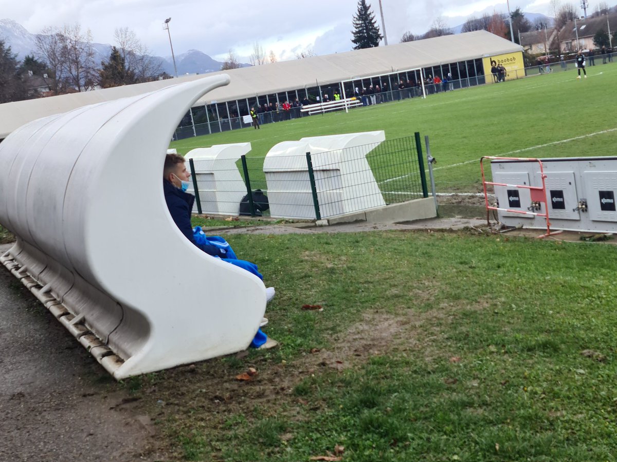Nicolas_Fillon's tweet photo. ⚽️#AJA🔵⚪
#CSFAJA épique. 2°. Pelouse rugby amochée. Commentaires debout bord terrain pas centré. Angle de vue bouché par un banc. @QFJ89 @gauthier_hein @BiramaToureOff qui font coucou. Escalade d'une porte refermée à la mi-tps, 1' de 2nde période ratée. 10 buts. Et 🎆.
#TeamAJA https://t.co/8hZyYb2PkL