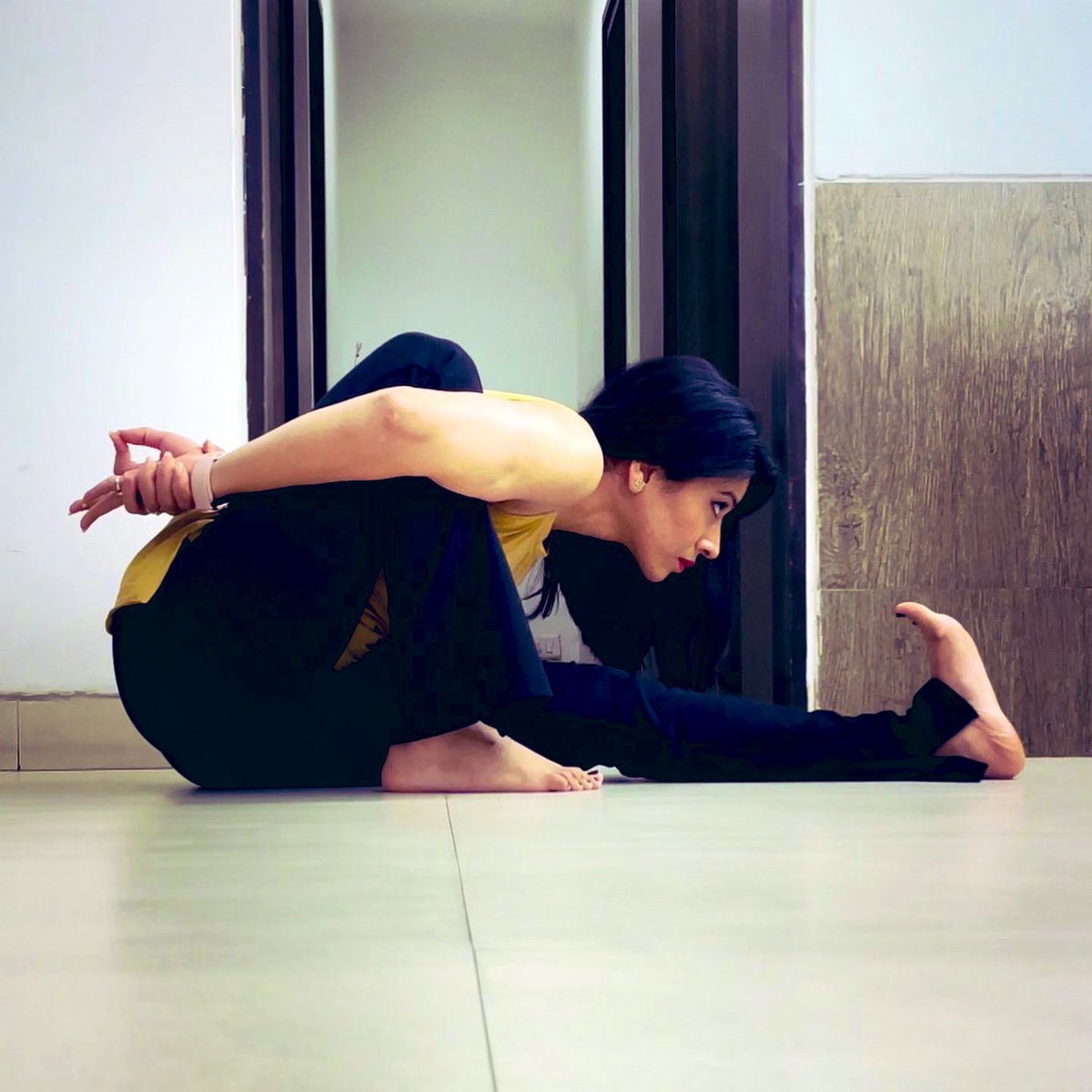 J_Paatni's tweet photo. The very heart of yoga practice is ‘abhyasa’ steady efforts in the direction you want to go 🌼#forwardfoldvariation #paschimottanasana
#sundayvibes https://t.co/Z7zAeeYIAq