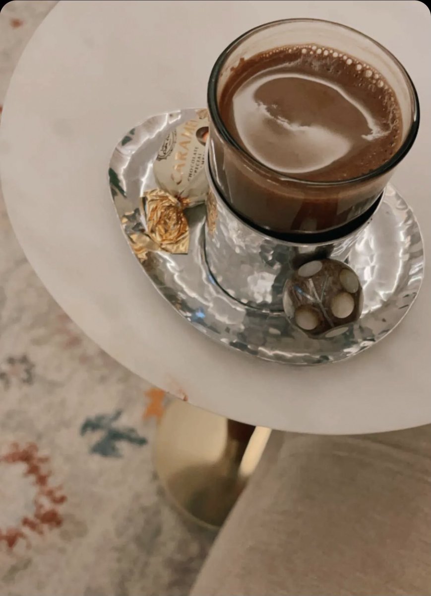 خاطري هالمسّاا ،،
مبتسم ومشرع بيبانه ♥️.