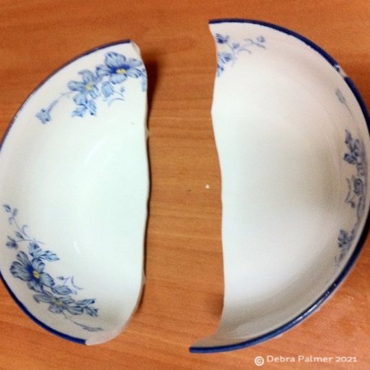 palmerdebra's tweet image. Lets blame the clumsiness on the Covid vaccine 🤣 but check out how cool the break is. It quite literally split in half instead of breaking into pieces. #cleanbreak
