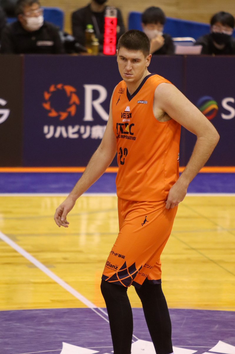 toshipanic's tweet photo. 2021.11.27 ベルテックス静岡 vs 長崎ヴェルカ in 富士市立富士川体育館
2階席1列目より

ライアン・ステファン 選手　その4

#ベルテックス静岡
#OVERCOME
#ライアン・ステファン
#RyanStephan https://t.co/RnohBL4fOS