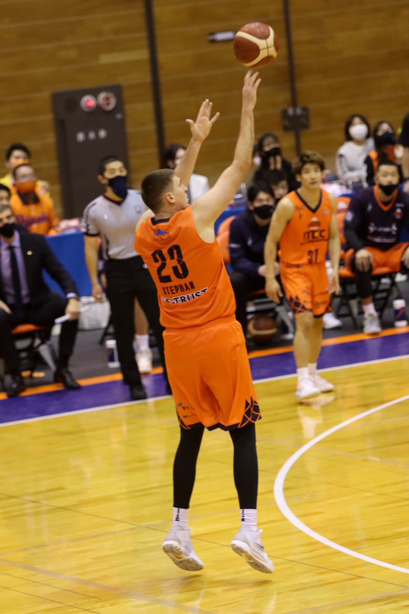 toshipanic's tweet photo. 2021.11.27 ベルテックス静岡 vs 長崎ヴェルカ in 富士市立富士川体育館
2階席1列目より

ライアン・ステファン 選手　その4

#ベルテックス静岡
#OVERCOME
#ライアン・ステファン
#RyanStephan https://t.co/RnohBL4fOS