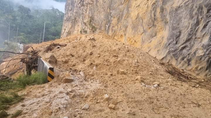 hco_tv's tweet photo. #Amazonas Carretera Tarapoto - Yurimaguas presenta deslizamiento de tierra y rocas en el sector “el paredón” 

Fuente: Pnp de Carreteras https://t.co/JwMfp35h5X