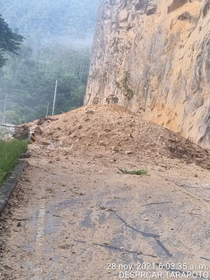 hco_tv's tweet photo. #Amazonas Carretera Tarapoto - Yurimaguas presenta deslizamiento de tierra y rocas en el sector “el paredón” 

Fuente: Pnp de Carreteras https://t.co/JwMfp35h5X