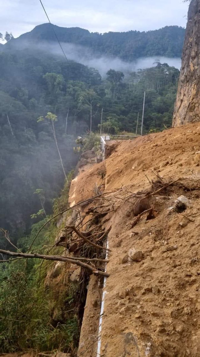 hco_tv's tweet photo. #Amazonas Carretera Tarapoto - Yurimaguas presenta deslizamiento de tierra y rocas en el sector “el paredón” 

Fuente: Pnp de Carreteras https://t.co/JwMfp35h5X