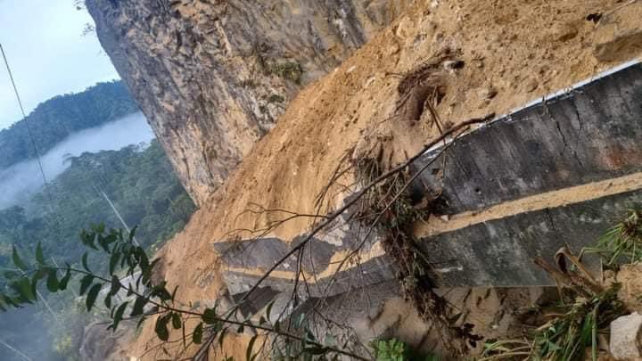 hco_tv's tweet photo. #Amazonas Carretera Tarapoto - Yurimaguas presenta deslizamiento de tierra y rocas en el sector “el paredón” 

Fuente: Pnp de Carreteras https://t.co/JwMfp35h5X