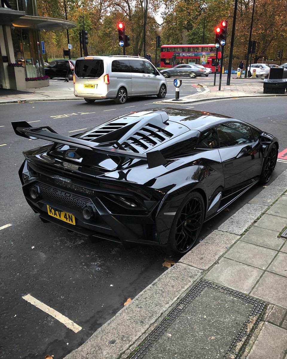 Huracan STO