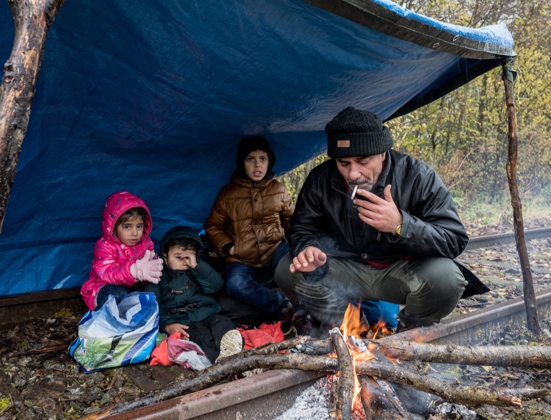 AbdulSaboorJan's tweet photo. A grande synthe,le père d'une jeune famille kurde a trouvé une bâche pour mettre ses enfants à l'abri de la pluie et du bois pour les réchauffer
The father of a young Kurdish family found a tarp to protect his children from the rain and  find some wood to make them warm 26 NOV https://t.co/eynnpmnqtp