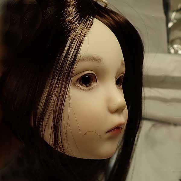 bansyo_k's tweet photo. 写真の人毛で貼り始めたけど、今日も終わらなかった…
てっぺんは作業的に難しいので、明日以降に持ち越しました。
(この写真は試着時のもの)

最近は少し疲れやすくてなかなか進まないけど、今回は良い感じに仕上がりそう。髪貼りが楽しいのは久しぶりです。
#創作ビスク https://t.co/EDmh6nEL9r