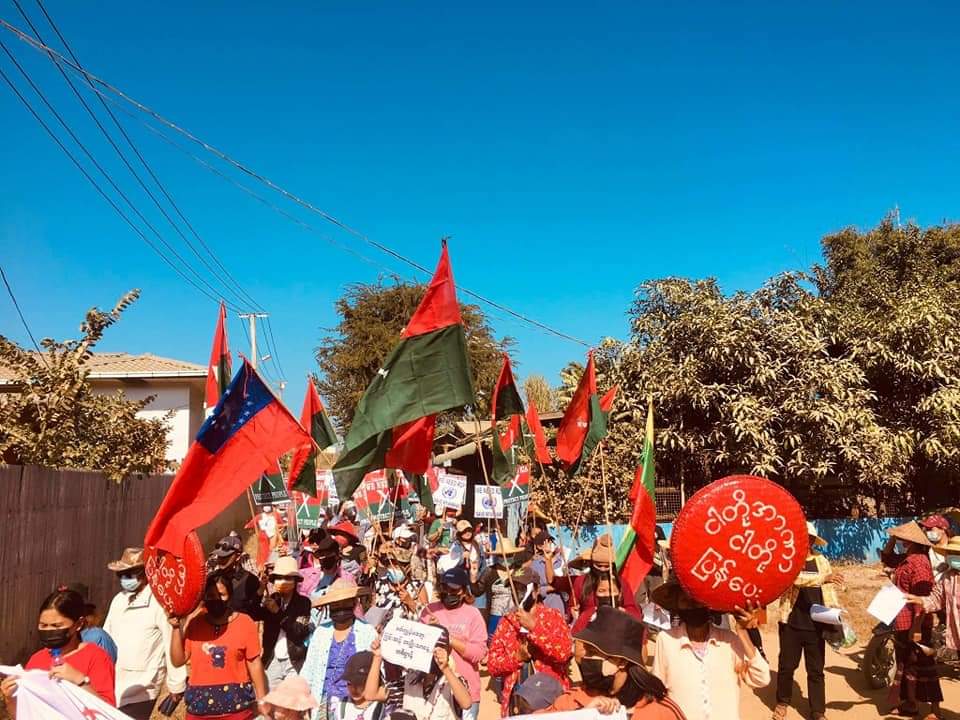ezl_969's tweet photo. Thousands of pro-democracy civilians marched to protest against military dictatorship and in support of PDF, KNU and KIA in Kachin's Hpakant as usual. 🪧  #Nov28Coup #WhatsHappeningInMyanmar #POSCO_StopSponsoringSAC https://t.co/9WcvBaJhUu