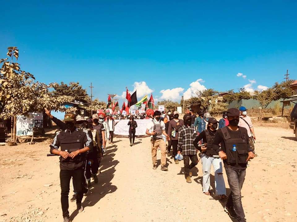 ezl_969's tweet photo. Thousands of pro-democracy civilians marched to protest against military dictatorship and in support of PDF, KNU and KIA in Kachin's Hpakant as usual. 🪧  #Nov28Coup #WhatsHappeningInMyanmar #POSCO_StopSponsoringSAC https://t.co/9WcvBaJhUu