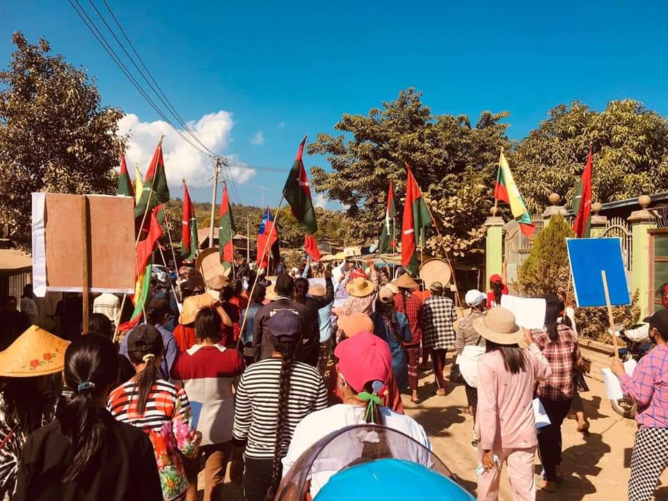 Thousands of pro-democracy civilians marched to protest against military dictatorship and in support of PDF, KNU and KIA in Kachin's Hpakant as usual. 🪧  #Nov28Coup #WhatsHappeningInMyanmar #POSCO_StopSponsoringSAC