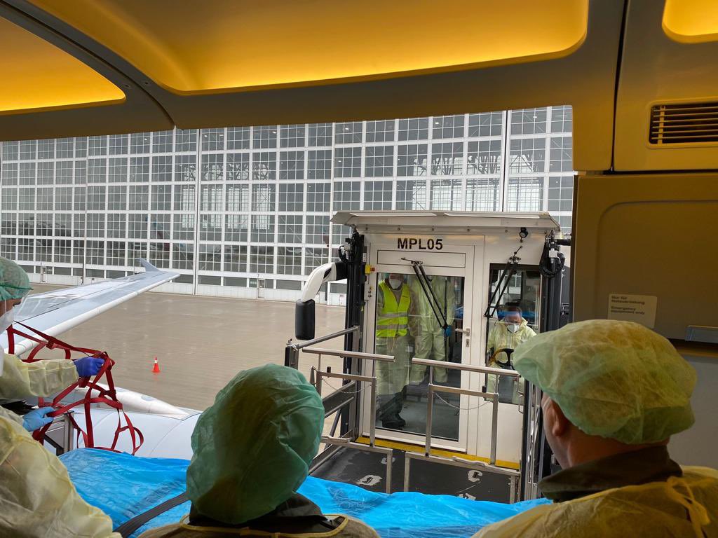 Unser #A310 am Münchner Flughafen: Die Verlegung der Patienten in den #MedEvac durch <a href="/SanDstBw/">Sanitätsdienst der Bundeswehr</a> und die zivilen Einsatzkräfte ist bereits angelaufen. 

#GemeinsamStark 
#Covid19 
#TeamLuftwaffe