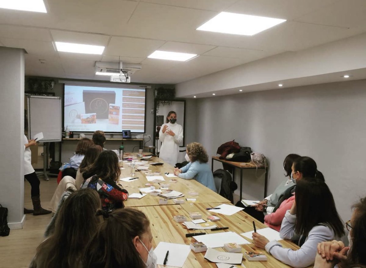 ElsaGimnez's tweet photo. Qué satisfacción tan grande compartir experiencias y aprendizaje en el taller de #KitCoForPersonalDevelopment con maravillos@s compañer@s del grupo #GICAF (Grupo de Innovación de Coaching de Adolescentes y Familias) de la @eec_coaching 🤗😘 https://t.co/TyFs6pyttV