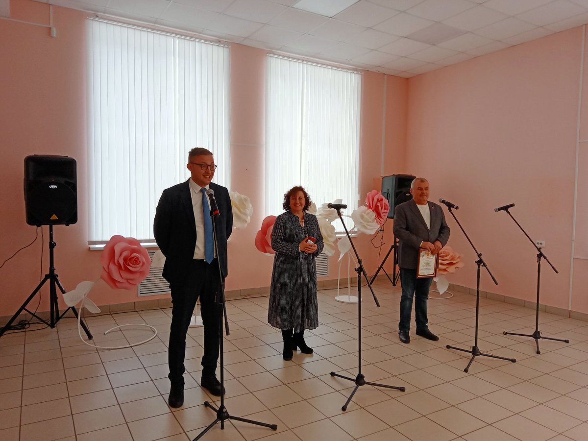 DkRuslan's tweet photo. 🌹27 ноября в КЦ "Аврора" поздравили жителей Верхней террасы с Днём матери. Добрые слова от почётных гостей и творческие номера коллективов ДК "Руслан" стали настоящим подарком для зрителей. #дкруслан #деньматери #кцаврора #Ульяновск #Культура73 #НацпроектКультура #творческиелюди https://t.co/Xf1OuDthfU