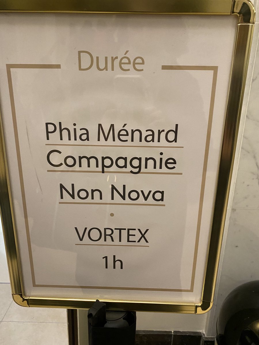 GiordanoIsabel's tweet photo. Hier à la fin du très poétique spectacle de #PhiaMenard à ⁦@TheatreChaillot⁩, l’artiste salue et dit : « Je pense aux 27 personnes disparues dans la Manche. J’aimerai qu’elles soient avec nous ce soir.(..). C’est à nous de changer les choses, nous le pouvons. » 👏 https://t.co/m7zZSjDsJh