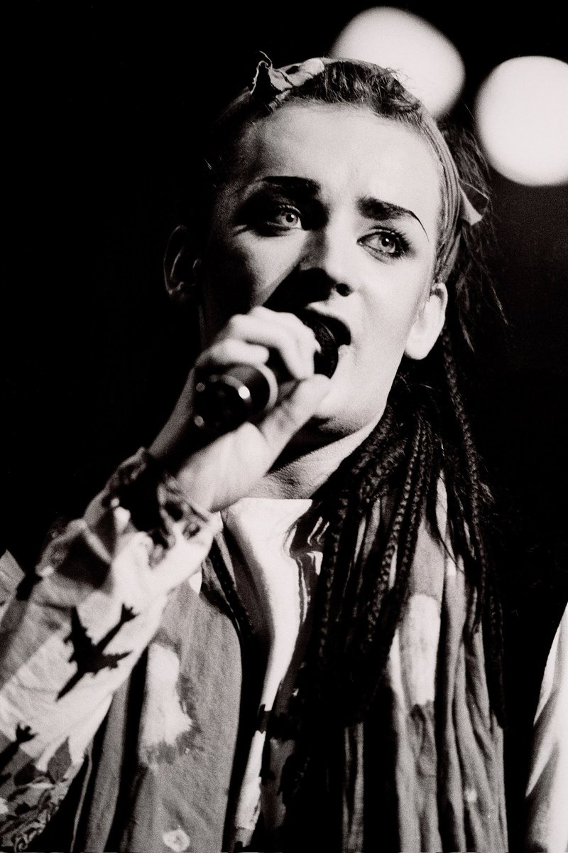 mariandrea7438's tweet photo. #BoyGeorge (1982) at The Lyceum #London #UK #CultureClub #80sstyle #80sPhoto #80smusic #80s #80sGem #TheBoyWonder #artist #singer #songwriter #performer #outstanding #music #power #BoyGeorgeFans #ILoveBoyGeorge 💥🔥💎🎩👑 https://t.co/cnsgeAgnIc