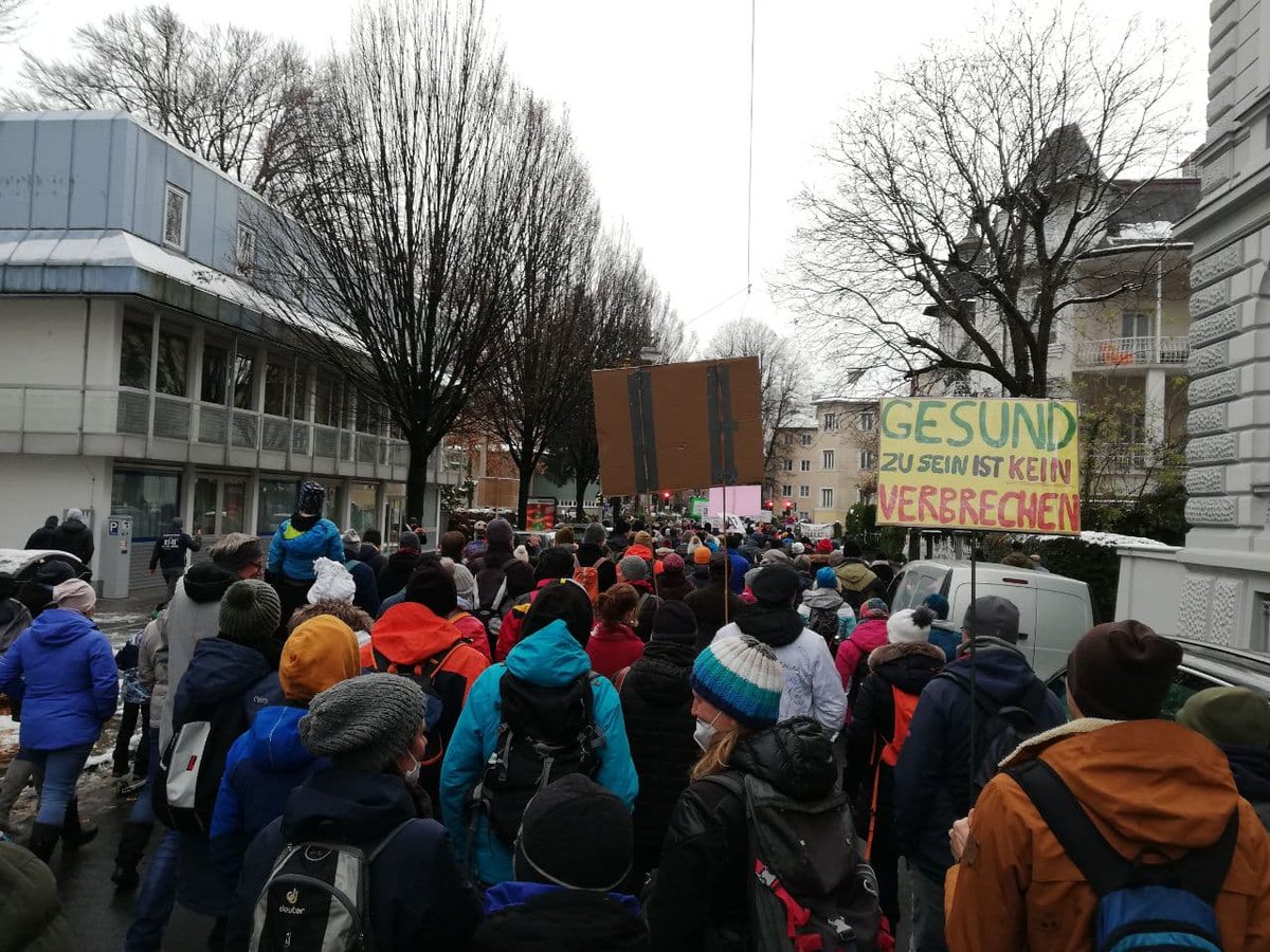 Zehntausend Menschen heute in #Salzburg gegen #Impfpflicht, #Lockdown und das Regime!
Kein Mensch ist zertifizierbar!