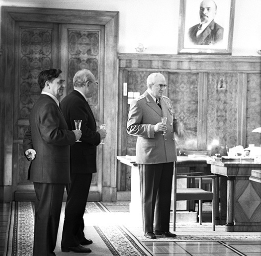 Michael Novakhov retweeted:
 
			
 
			 
 
				Chairman of the KGB of the USSR Yuri Andropov with a glass of champagne in his office on Lubyanka, 1976