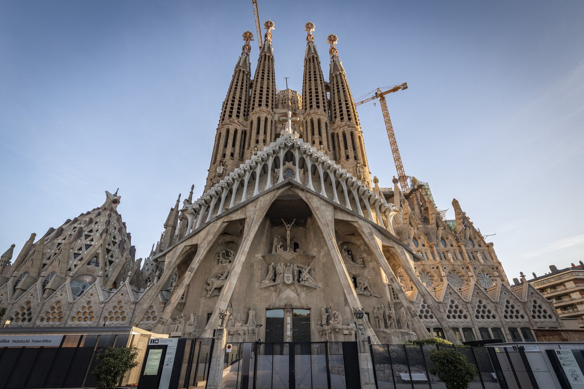 Starting today, if you pass by the Sagrada Família on the hour you’ll be able to hear the carillon repertory for “Advent/Christmastide”.
Sounds that remind of us of the special days that are coming.

<a href="/EspaiSubirachs/">Espai Subirachs</a>