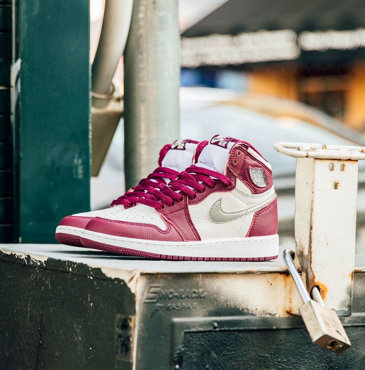 SNKR_TWITR tweet media