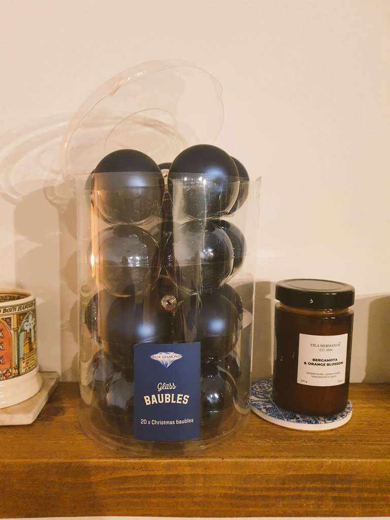 Laura Anne tweet media