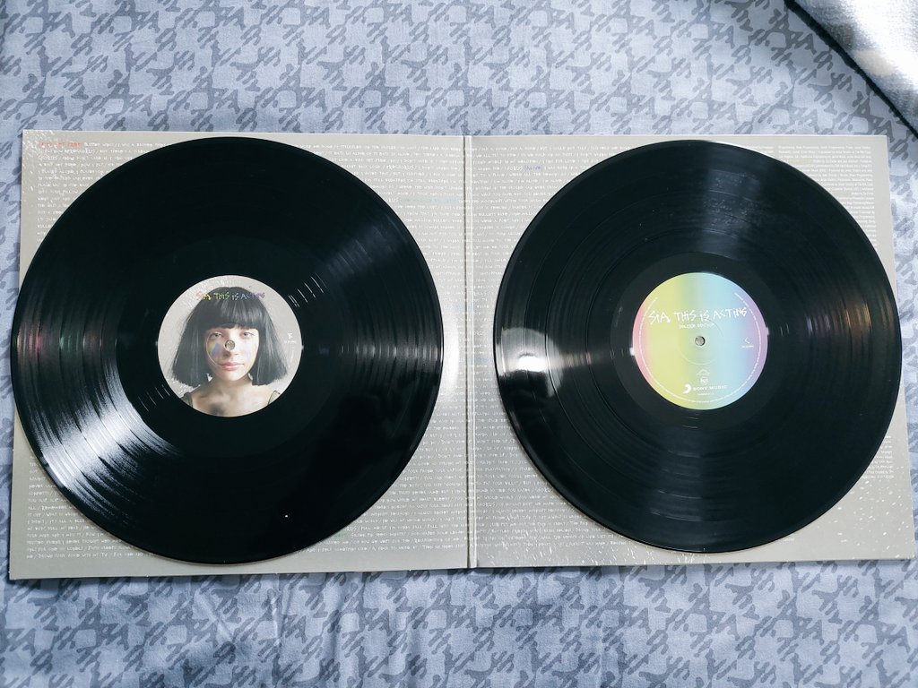 JaviSnower's tweet photo. Nuevo vinilo de This is Acting Deluxe Edition 😍😍 @Sia @SiaFansSpainOfi @siafurlerfanpg #sia #vinyl https://t.co/O2WqJWsM1X