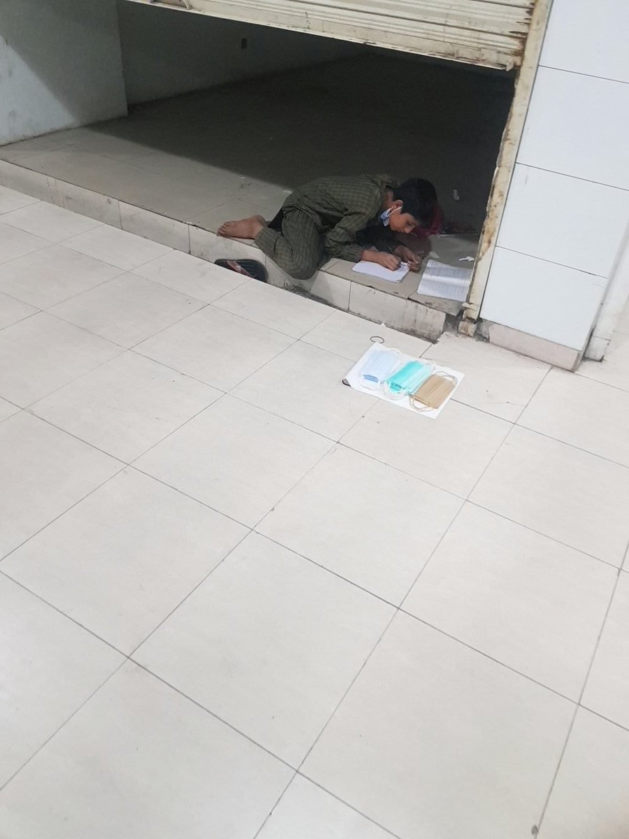 achakzai_javed's tweet image. There are hundreds of such families in Pakistan whose only breadwinners are such kids and it is our duty to support them during their crucial times. #ehsasprogram #childlabour