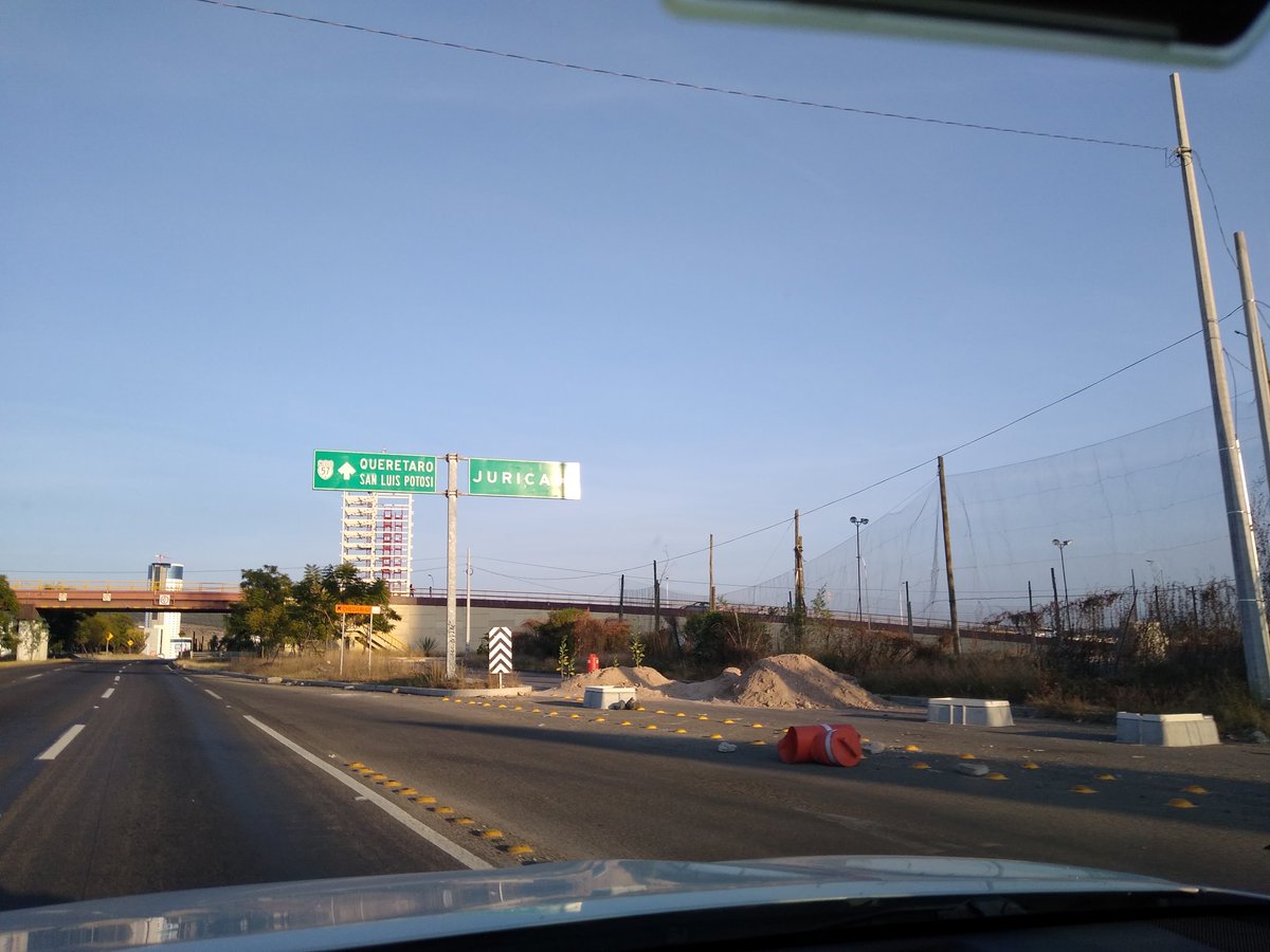 lizurbiola's tweet photo. Cuándo se liberará el paso a Jurica Pueblo desde Fray Junípero? Qué se tiene que hacer para que lo abran? @qromunicipio @PCIVILQRO @poesqro https://t.co/V6jqR6snPh