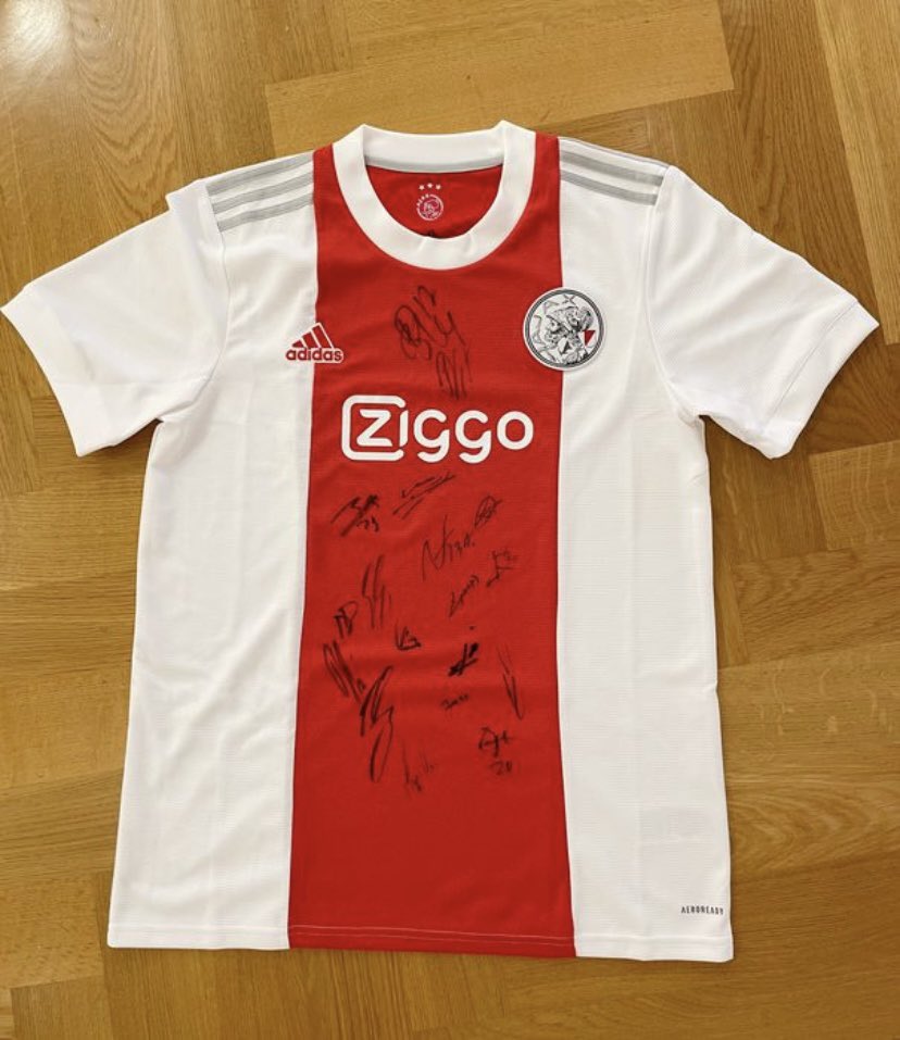 Heb je al geboden op dit shirt van <a href="/AFCAjax/">AFC Ajax</a>? Gesigneerd door de hele selectie! Opbrengst gaat naar het Hersentumorfonds. #ajax catawiki.com/nl/a/568675-st…