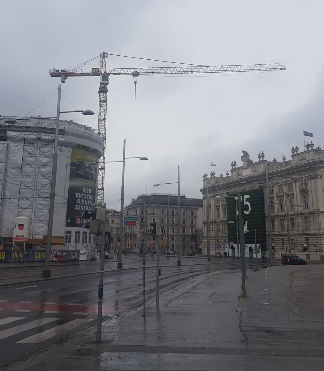 Spiegelt eigentlich die ganze Diskussion rund um #Nachhaltigkeit u. #CSR wieder: Russischer Ölkonzern &amp; gegenüber grün angepinselte IV in Wiens bester Lage. Hätte ich fix mit @RomanMesicek bei der #Greenwashing Serie der @TonspurN besprochen 🙌 (ganze Serie noch zum Nachhören).🎧