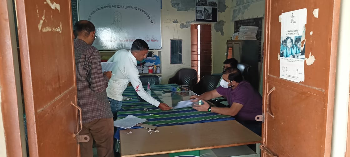 ketanrchaudhary's tweet photo. #SSR22 અંતર્ગત આજે રાપર તાલુકા ના વિવિધ બુથો ની મુલાકાત લઈને મહત્તમ લોકો સુધી પહોંચી સકાય તથા વધારે ફોર્મ ની એન્ટ્રી BLO દ્વારા ગરુડા એપ થી થાય એવો પ્રયત્ન કર્યો. @mamrapar @Jay_kraval @DcBhachau @MamAssociation @DydeoK @RacKachchh @CollectorKutch @Bhujmahiti @CMOGuj https://t.co/G6INykmlxm