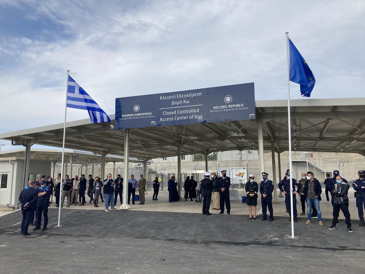 Iasonas_Apost's tweet photo. Καλωσορίσατε στις ευρωπαϊκές αξίες. Γραβάτες, αγιασμοί και γελάκια στα εγκαίνια 2 ακόμα φυλακών για οικογένειες σε Κω και Λερο. Τι κι αν το διεθνές δίκαιο απαγορεύει στις κυβερνήσεις να φυλακίζουν αιτούντες άσυλο (άρθρο 31)
Εδώ είναι Ευρώπη. Εδώ τους πνιγούμε, τους βασανίζουμε,⬇️ https://t.co/NkXam9PamK