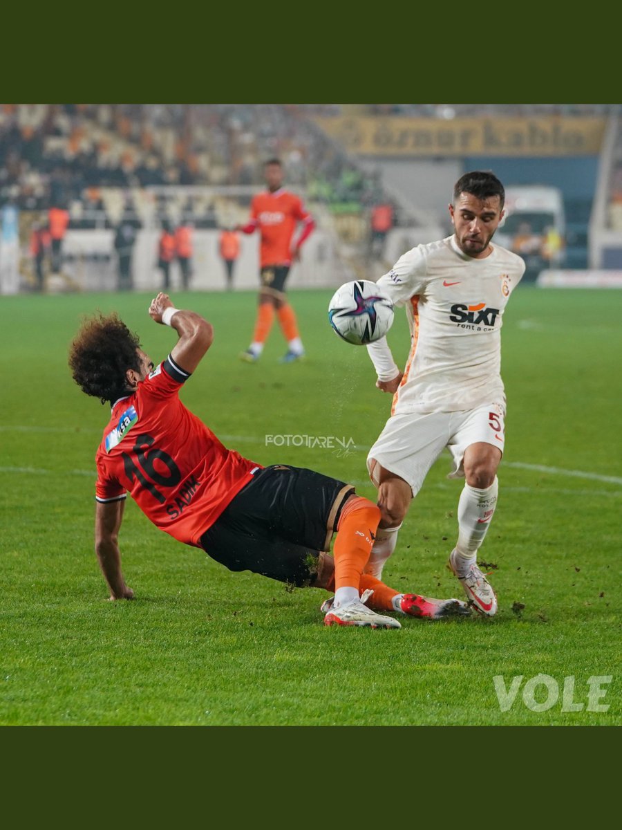 ✅ turunculu oyuncu sadık, topa değmeden emre’ye bu müdahaleyi yapıyor ve bu nasıl penaltı olmuyor?

❌ sokakta yapsan gözaltına alırlar..