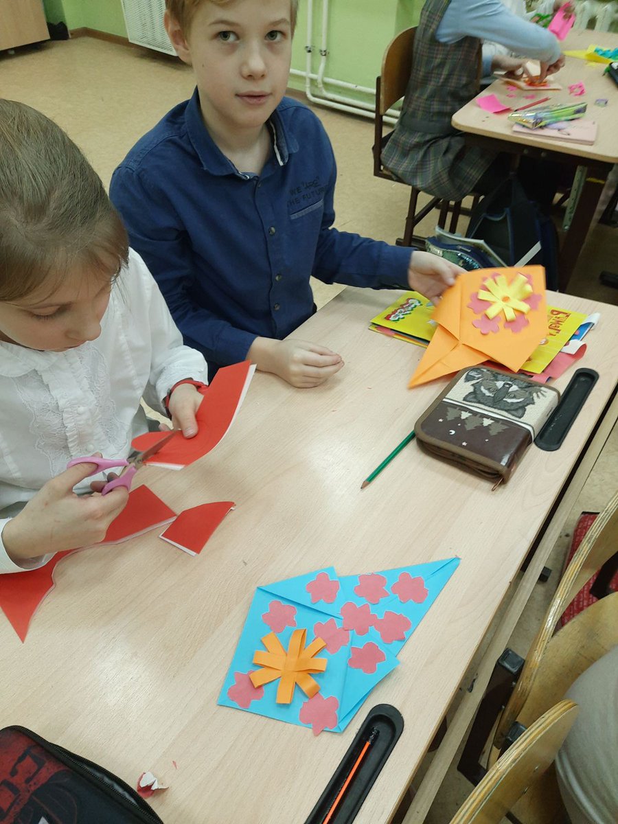 school27_Samara's tweet photo. Группа дополнительно образования ДПИ при Школе 27 поздравляет всех мам и бабушек с Днём матери!🌷🌷🌷 https://t.co/TfnjJ7CSFb