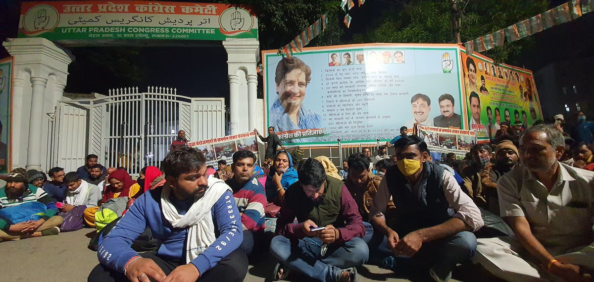 Adarshpara's tweet photo. यूपी कांग्रेस के ऑफिस के बाहर राजस्थान से आये अभ्यर्थी अपनी नियुक्तियों को लेकर धरना दे रहे हैं। वहीं इनके ठीक पीछे लगे कांग्रेस की प्रतिज्ञा पोस्टर में 5वें नम्बर पर लिखा है- 20 लाख को सरकारी रोजगार, संविदाकर्मियों और ठेका कर्मचारियों का नियमतिकरण।

बगल में महिलाएं भी हैं https://t.co/it7Aiopidc