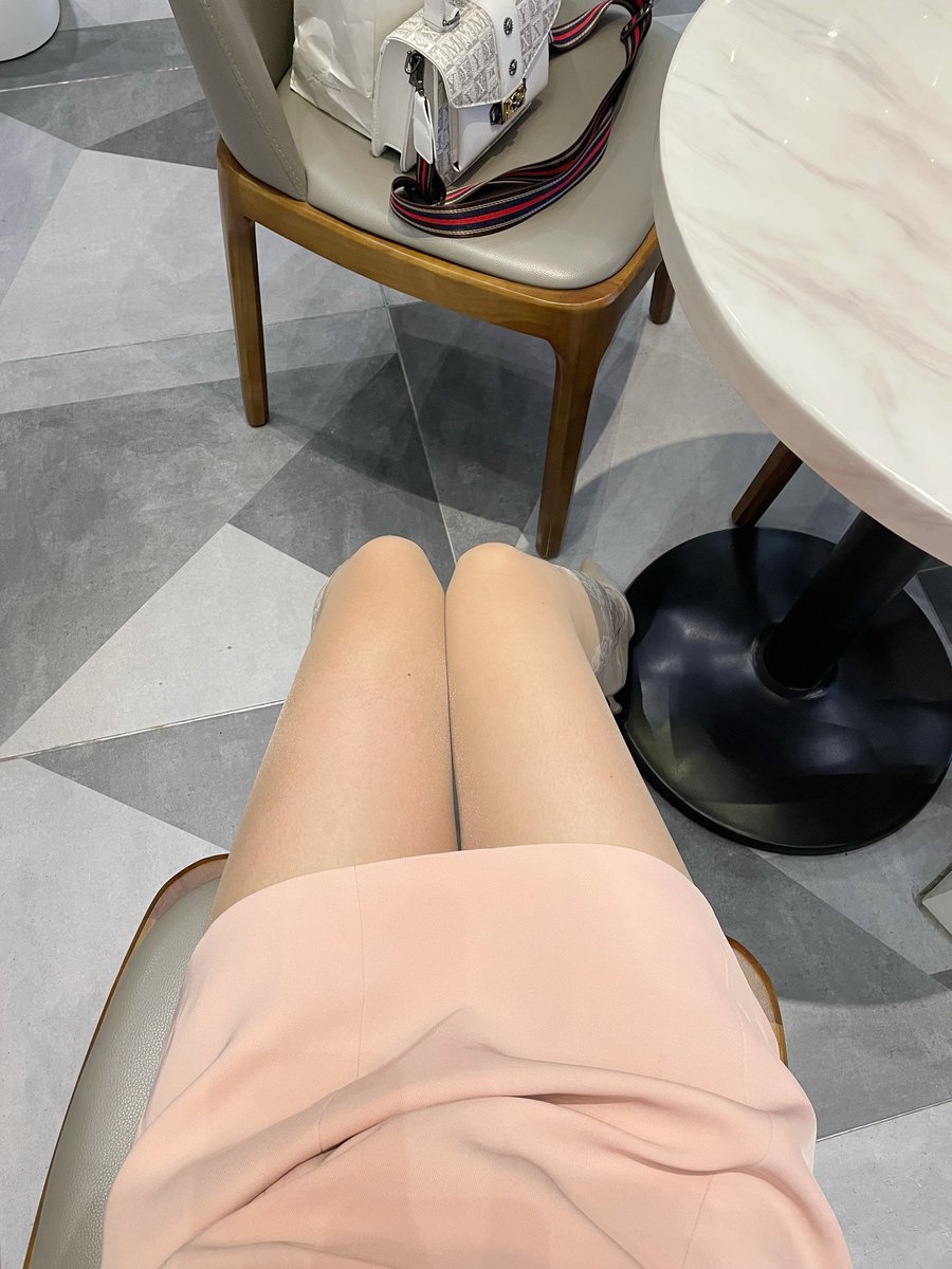 @limerencem 涞觅维纳斯！今天这个餐厅里最吸引目光的好像就是我了！
#涞觅不止丝滑
#肉丝
#丝袜
#美腿
#恋足 https://t.co/RS0r6nbRyu