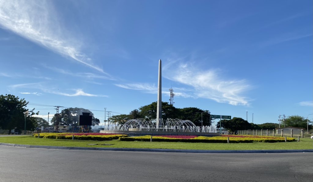 Luisemartinezh's tweet photo. #28Noviembre| Buen domingo para todos y que Dios nos bendiga. Que sean estos tiempos de reflexión y de perdón; que queden atrás los odios y las ofensas y que nos preparemos para mañana juntos y en paz construir un mejor mañana. Yo en #Maracay, en familia que aquí es mucha. https://t.co/hWOA5LiYky