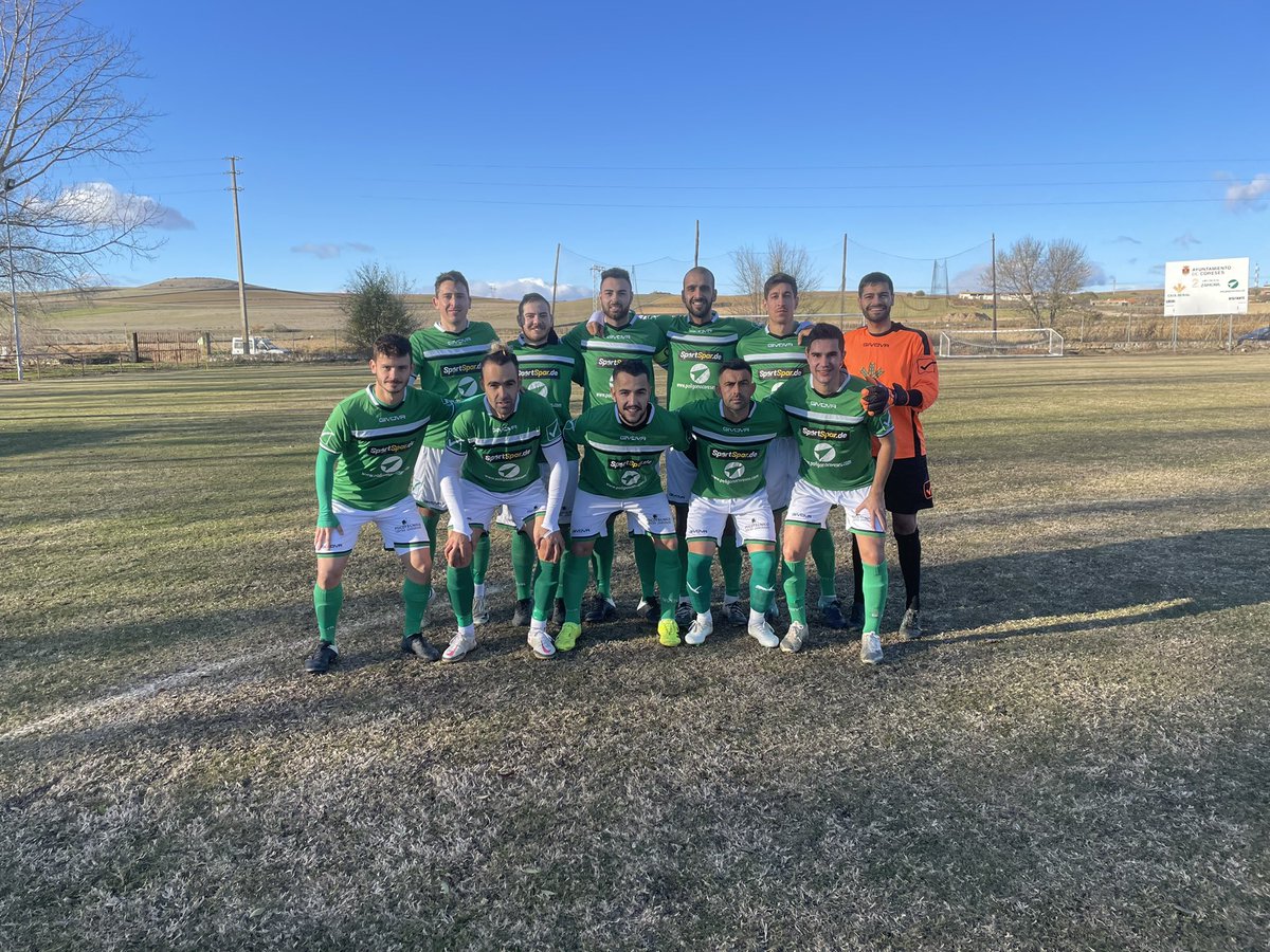 CCoreses's tweet photo. Nueva victoria del equipo ayer ante el @AtleticoZamora_ por 2-0. Los goles fueron de Carlos Moran de magistral lanzamiento de falta y de Guille. Seguimos lideres una semanita mas! A seguir disfrutando del camino https://t.co/uOeMAsoEs1