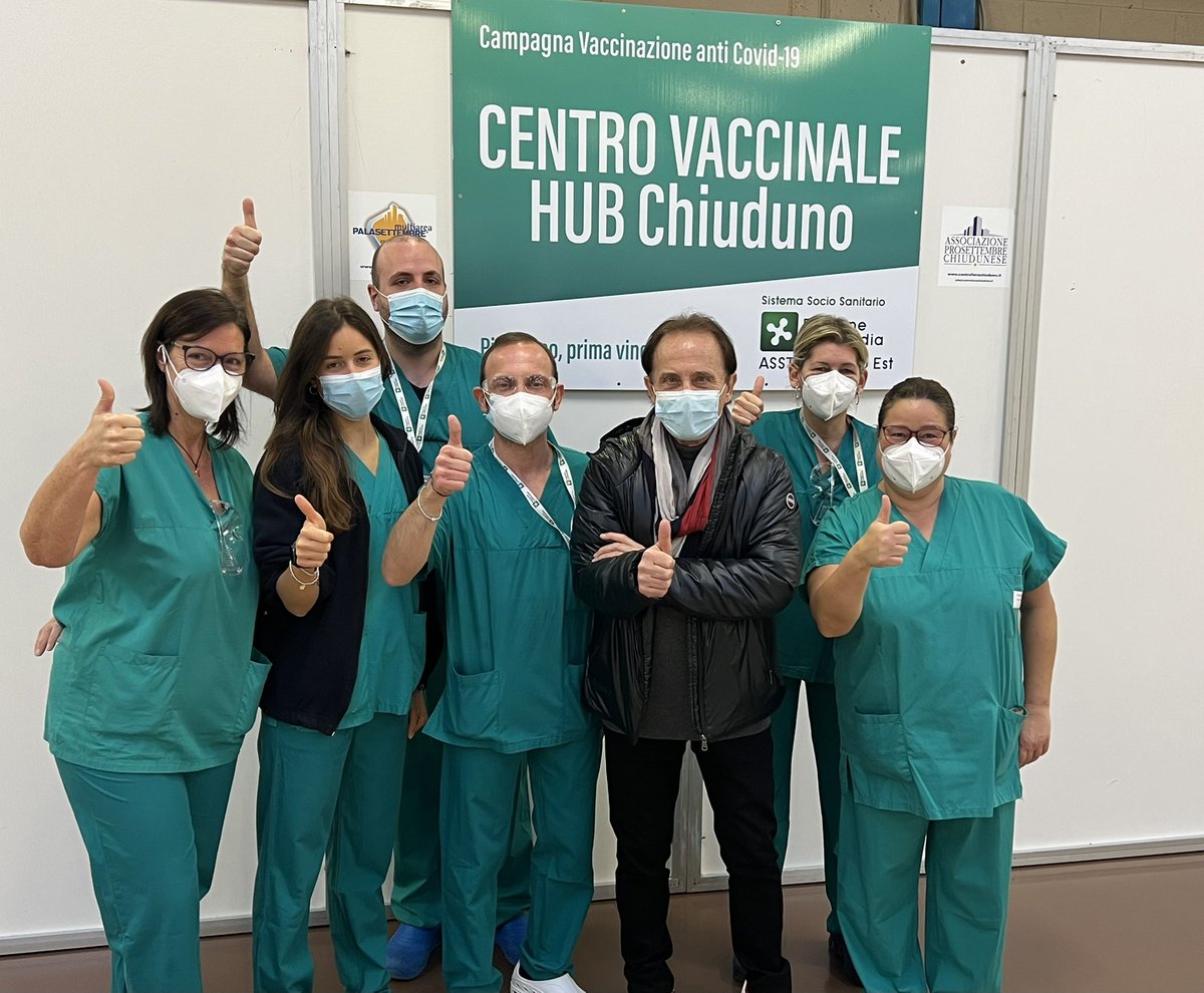 asstbergamoest's tweet photo. 🎼Una piacevole visita questa mattina al centro vaccinale di #Chiuduno! 🎼🎤
Roby Facchinetti ha ricevuto la #terzadose: “Chi non si è ancora vaccinato lo faccia senza esitazioni e al più presto!” https://t.co/gYR72zawKf