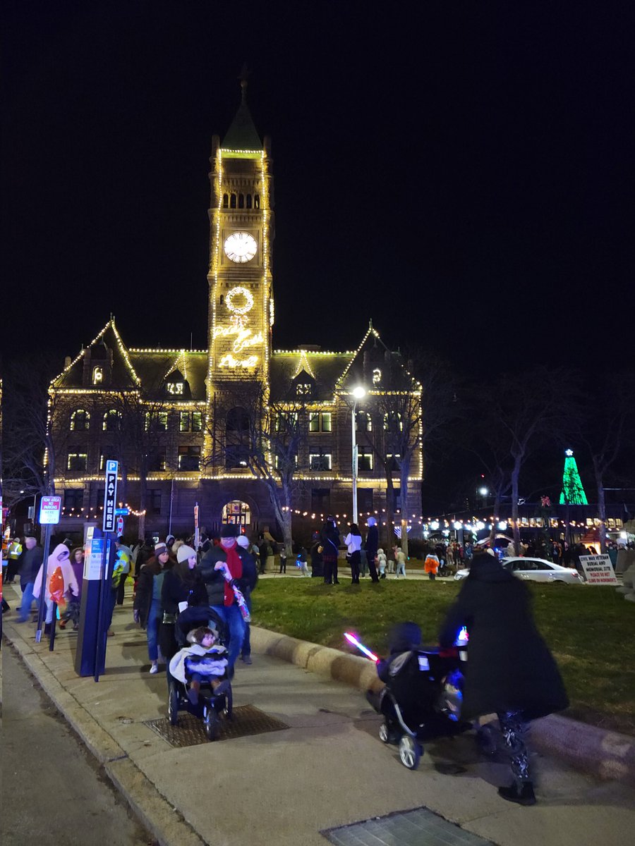 tomtipagolden's tweet photo. Great job last night bringing in the Holiday Season @MayorofLowell https://t.co/nM0t5LIHVp