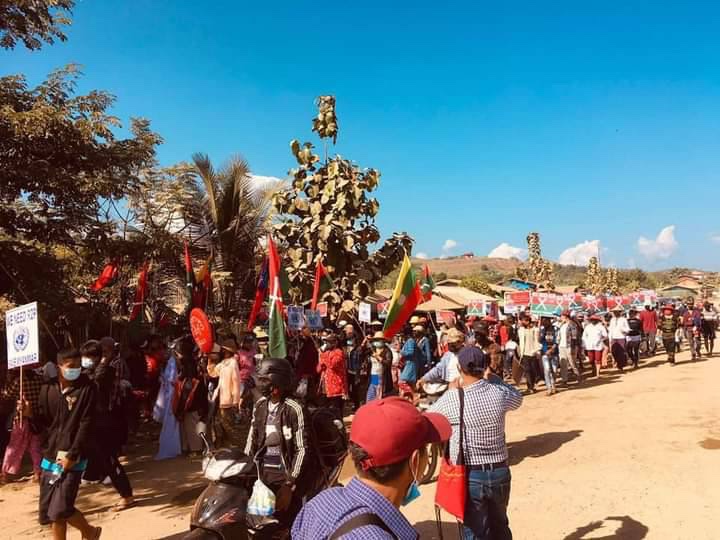 Thousands of pro-democracy activists in Hpakant took to the streets in defiance of Genocidal Dictatorship even tho Junta still cut off the internet in the area &amp; showed their strong support to NUG,KIA &amp; PDF.  #Nov28Coup    #WhatsHappeningInMyanmar