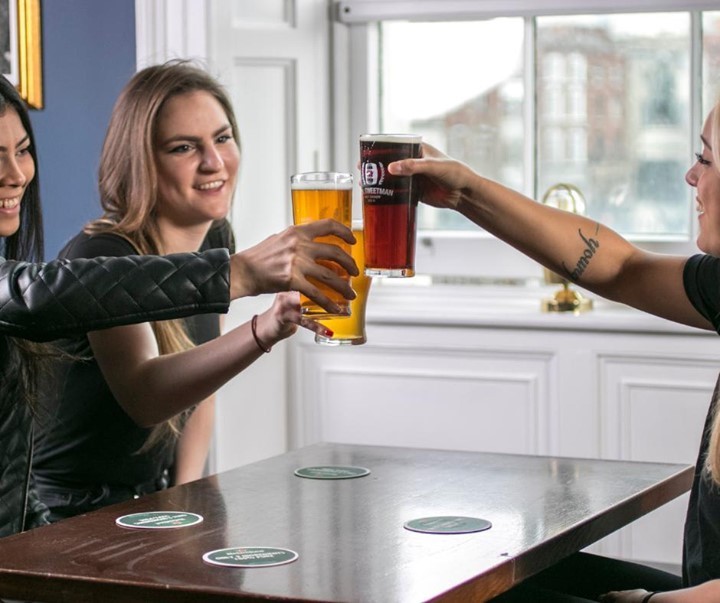 Sundays are best spent with pals by your side and a drink in your hand!! 🍻 🙌

#SweetmansCraftBeer #beers #craftbeer #sundaydrinks #sunday #beerstagram #beertography #beeroftheday #instabeer #pint #beertasting #beerlover #craftbeerlover #drinkcraft #beerme