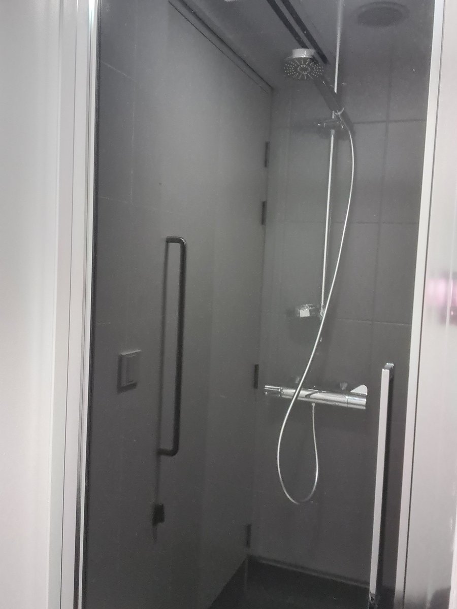 dripadvisor10's tweet photo. Glasgow- The Ovo Arena (Hydro)

Some random corridor

Temperature - 3 barely got warm
Pressure - 4 https://t.co/wu82OQWcmT