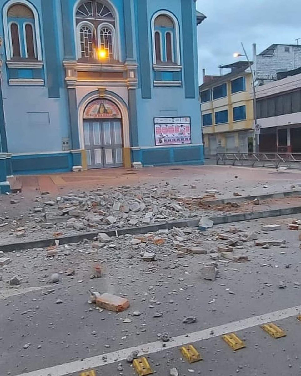 cafedelobos_web's tweet photo. #Terremoto de magnitud 7.5 en Amazonas, Yurimaguas y provincias de la selva. Muchos ciudadanos afectados por el #Sismo. 
Es tiempo de unirnos y que el presidente @PedroCastilloTe vaya a las zonas damnificadas, alejándose del circo político del congreso.
#Temblor 
@loboliterario1 https://t.co/WSuqtKhSPh