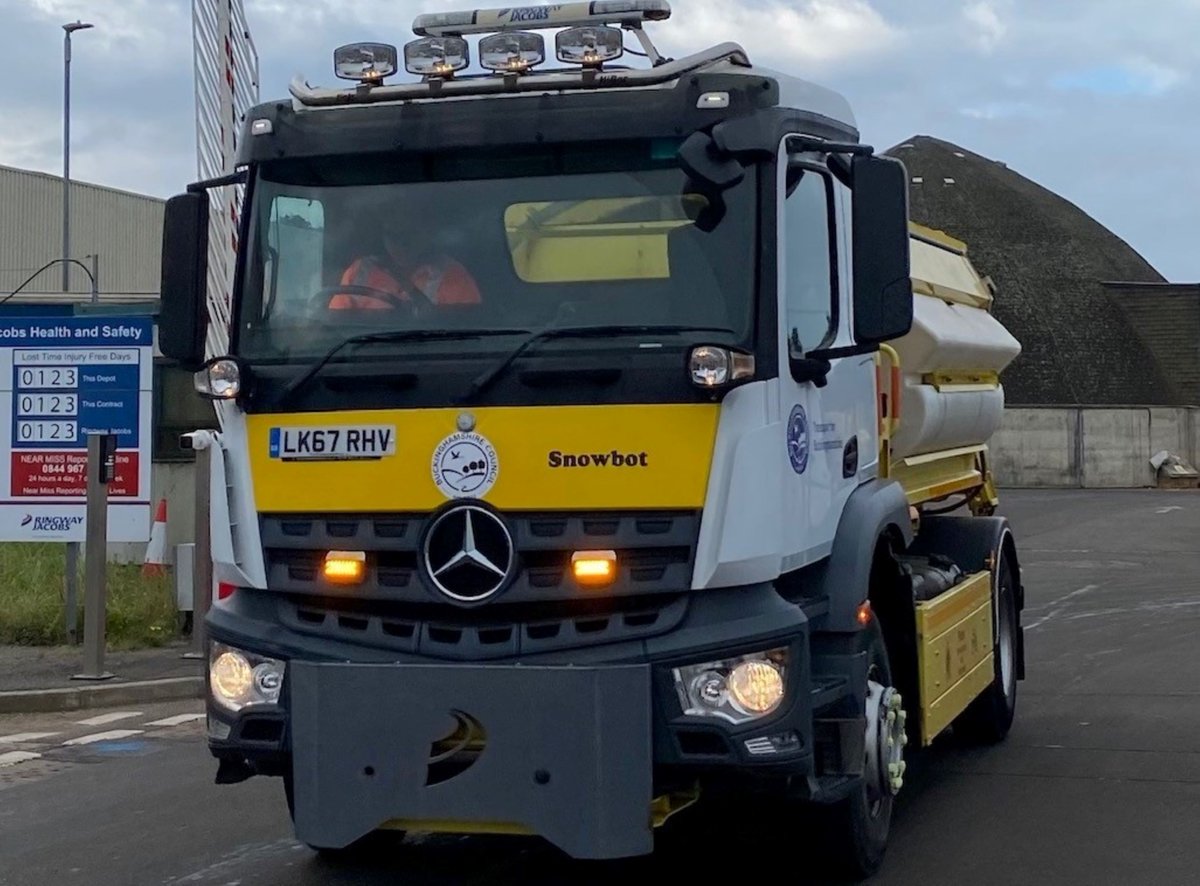 Bucks_Highways's tweet photo. If you're on the roads in Buckinghamshire later you might see Snowbot or one of the other 24 gritters in our fleet. They'll be travelling around the county treating the roads from 10pm today. #grittertwitter https://t.co/id0AjYbjHT