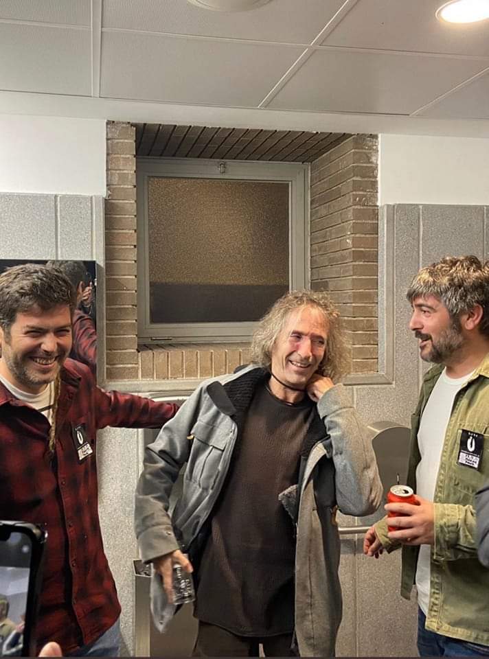 Robe &amp; <a href="/estopaoficial/">Estopa</a>.