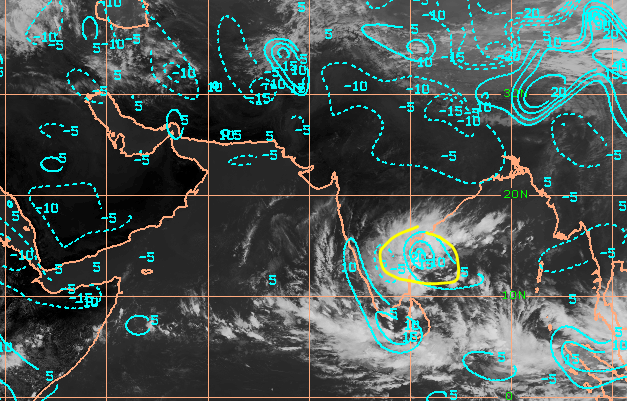 ChennaiRains's tweet photo. Convergence off #Chennai &amp; temporary Vortex like feature intensifying #Rains as they bands come closer to Chennai. Fresh bands about 60 SE of Chennai will reach southern suburbs by around 8 PM. Hopefully the last batch of storms before some respite.  #COMK #ChennaiRains2021 https://t.co/aH8jVKqNg0